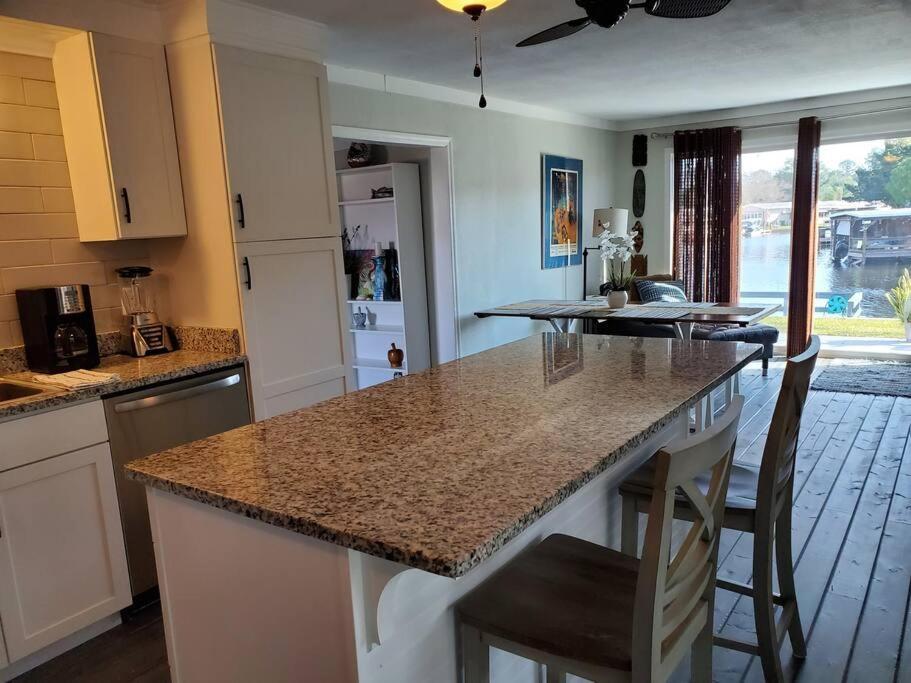 3 Bed, 2 Bath, Waterfront, Dock, Large Driveway Villa ทาวาเรส ภายนอก รูปภาพ