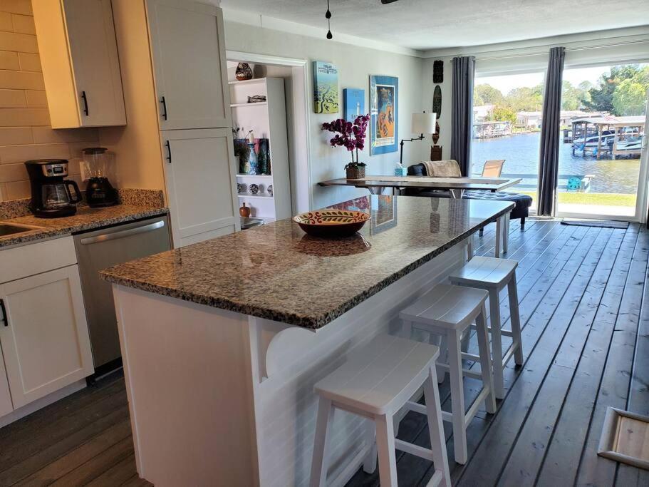 3 Bed, 2 Bath, Waterfront, Dock, Large Driveway Villa ทาวาเรส ภายนอก รูปภาพ